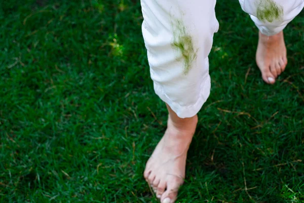 Barfuß Weibliche Beine Auf Dem Grünen Gras Alltagskultur Draußen Hochwertiges — Stockfoto