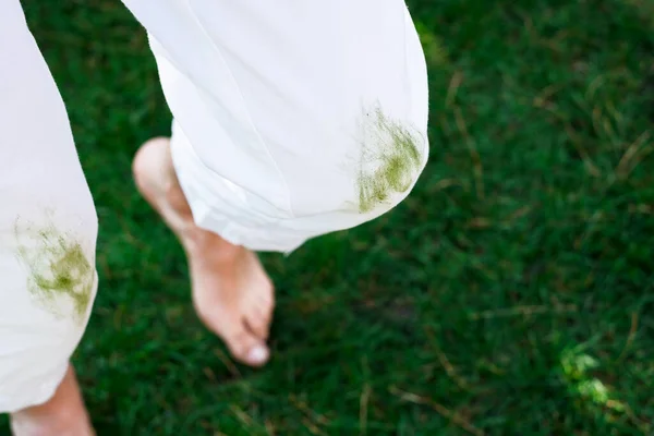 Barfuß Weibliche Beine Auf Dem Grünen Gras Alltagskultur Draußen Hochwertiges — Stockfoto