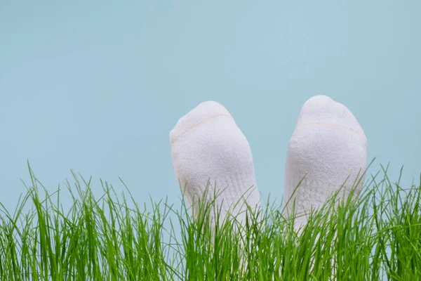Kinderfüße Weißen Socken Auf Grünem Gras Vor Blauem Hintergrund Isoliert — Stockfoto