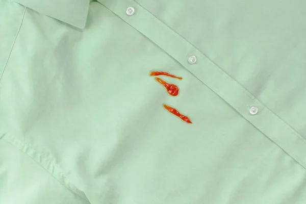 Ketchup Een Groen Shirt Verwend Linnen Kleding Het Concept Van — Stockfoto
