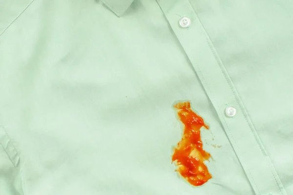 Mancha Ketchup Sucia Una Camisa Verde Concepto Manchas Vida Diaria — Foto de Stock