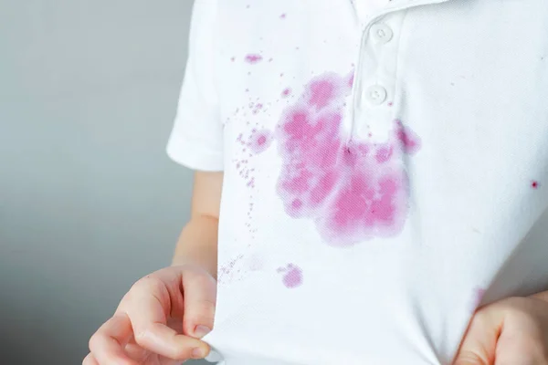 Mancha sucia de jugo derramado en la ropa de los niños — Foto de Stock