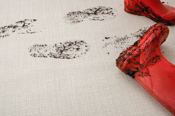 Spur schlammiger Fußspuren auf Teppich. Schmutzfleck im Alltag für sauberes und sauberes Konzept — Stockfoto