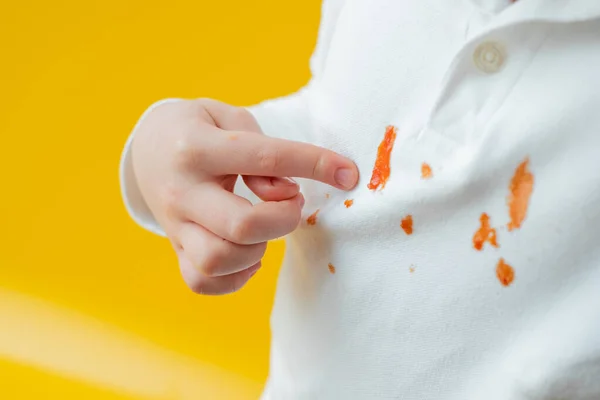 Dítě Ukazuje Prst Skvrnu Kečupu Šatech Každodenní Život Skvrny Koncept — Stock fotografie