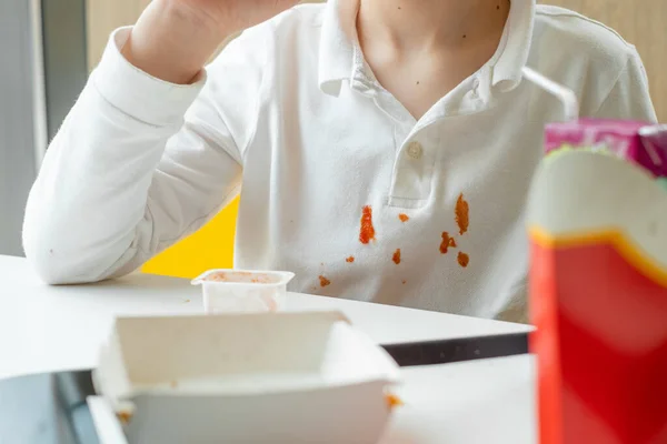 Špinavé Skvrny Kečupu Bílém Oblečení Děti Jedí Nezdravé Tučné Jídlo — Stock fotografie