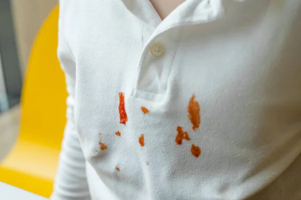 Manchas Sucias Ketchup Ropa Blanca Los Niños Comen Alimentos Grasos — Foto de Stock