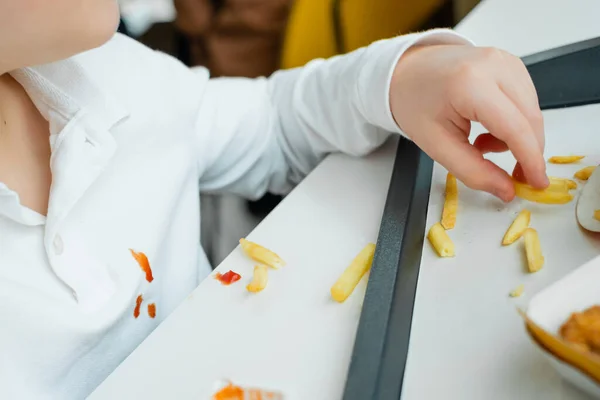 패스트푸드 점에서 감자튀김 감자칩을 식탁에 아이들의 손이었습니다 토마토 소스의 더러운 — 스톡 사진
