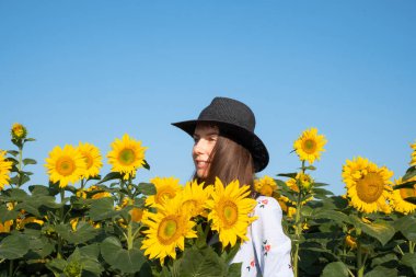 Mavi gökyüzünün arka planında bir buket ayçiçeği tutan mutlu kadın. Ukrayna 'nın özgürlük kavramı. Yüksek kalite fotoğraf
