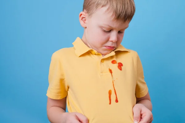 男孩在他的T恤上显示出番茄酱和意大利面晚餐的污迹 清洁衣服上污渍的概念 高质量的照片 — 图库照片