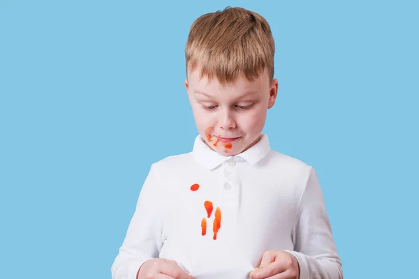 Pojke Som Visar Fläckar Från Tomatsås Och Spagetti Sin Shirt — Stockfoto