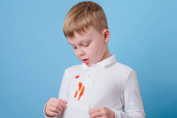 男孩身上的红色污迹是番茄酱洒在白衣上的 清洁衣服上污渍的概念 高质量的照片 — 图库照片