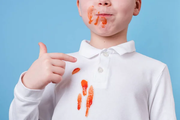 关闭污渍番茄酱洒在白色衣服上 小孩子的手指尝番茄酱 每日生活污迹概念 — 图库照片