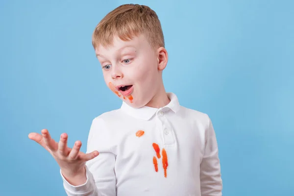 Pojken Förvånad Över Smutsig Fläck Spilld Från Tomatsås Kläder Begreppet — Stockfoto