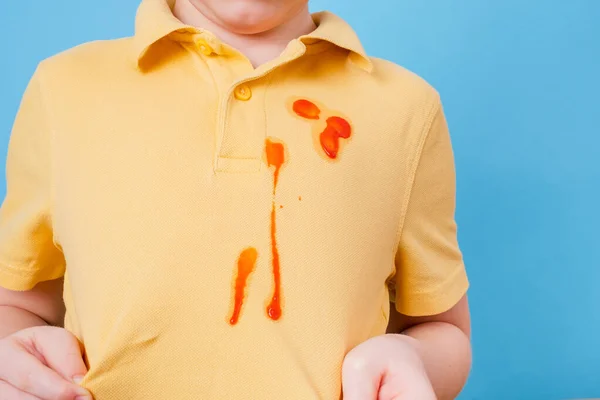 Närbild Fläckig Tomatsås Spilldes Barnkläder Begreppet Rengöring Fläckar Kläder Högkvalitativt — Stockfoto