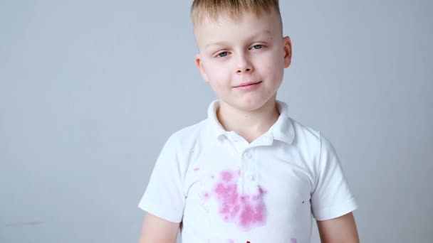 Портрет ребенка, поедающего свежий гранат руками. концепция грязных пятен на одежде — стоковое видео
