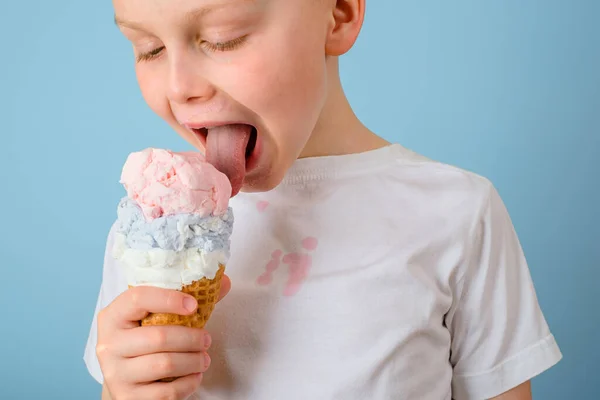 Chlapec Olizující Zmrzlinu Zavřel Oči Špinavá Skvrna Zmrzliny Bílém Oblečení — Stock fotografie