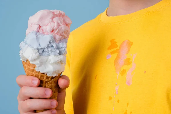Elbiselerindeki Kirli Dondurma Lekelerini Kapat Çocukların Elinde Farklı Toptan Oluşan — Stok fotoğraf