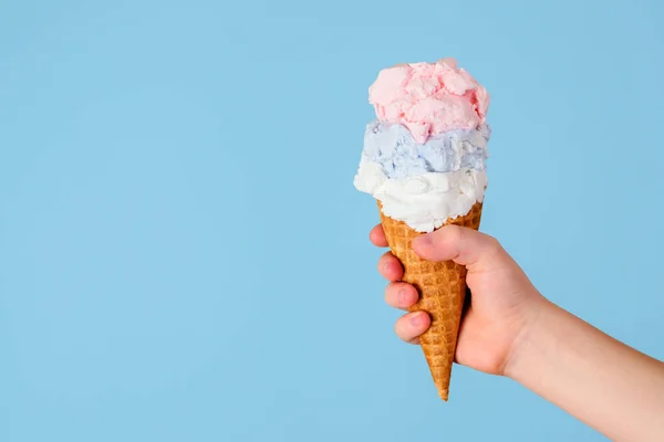 Ijs Een Kegel Met Drie Verschillende Smaken Die Hand Van — Stockfoto