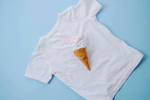 Beyaz Giysili Kirli Dondurmalar Mavi Arka Planda Üst Manzara Günlük — Stok fotoğraf
