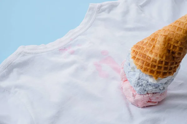 Kirli Dondurmayı Mavi Arka Plandaki Beyaz Kıyafetlerin Üzerine Ört Üst — Stok fotoğraf