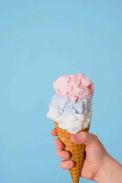 Ijs Een Kegel Met Drie Verschillende Smaken Die Hand Van — Stockfoto