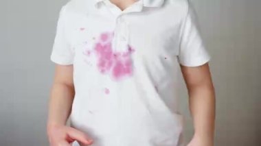 Çocuk kıyafetlerine dökülen kirli meyve suyu lekesi
