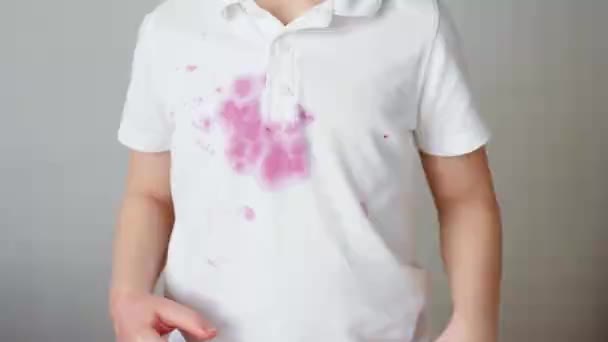 Mancha sucia de jugo derramado en la ropa de los niños — Vídeo de stock