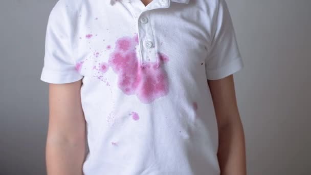 Špinavá skvrna od vylití šťávy na oblečení pro děti — Stock video