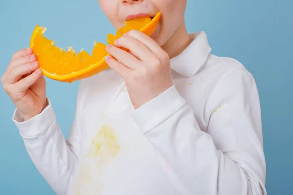 白色衣服上的橙汁污渍 日常生活污迹的概念 高质量的照片 — 图库照片