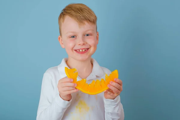 Positieve Jongen Met Een Halve Sinaasappel Vieze Vlekken Van Sinaasappelsap — Stockfoto