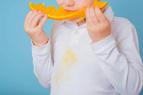 白色衣服上的橙汁污渍 日常生活污迹的概念 高质量的照片 — 图库照片