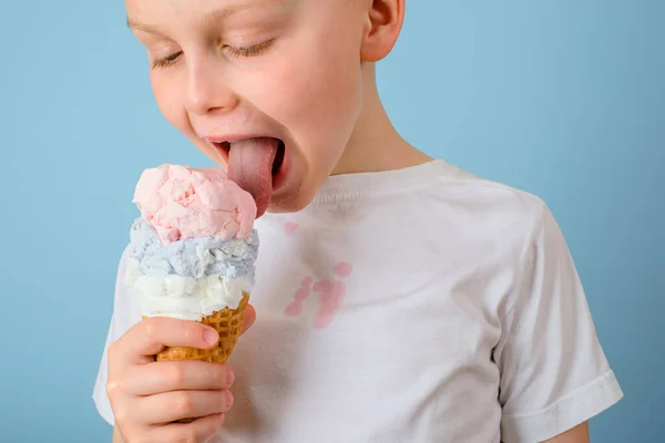 Chlapec olizující zmrzlinu zavřel oči. špinavá skvrna od zmrzliny na bílém oblečení. každodenní život skvrny a úklid koncept — Stock fotografie