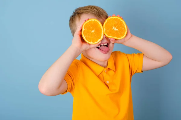 Pozitivní Emoce Překvapený Chlapec Oranžovýma Očima Veselé Dítě Držící Rukama — Stock fotografie