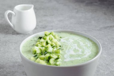 Salatalık Gazpacho. Gri arka planda yeşil, soğuk yaz çorbası. Yüksek kalite fotoğraf