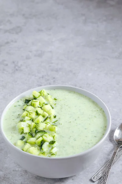 Zuppa Estiva Fredda Fresca Verde Cetriolo Sfondo Grigio Spazio Testo — Foto Stock