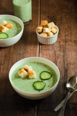 Salatalık Gazpacho. Yeşil taze soğuk çorba, salatalık dilimi ve ahşap bir masada kızarmış ekmek. sağlıklı vejetaryen yemeği. Yüksek kalite fotoğraf