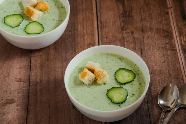 Grön Färsk Kall Soppa Med Gurka Träbords Utsikt Hälsosam Vegansk — Stockfoto