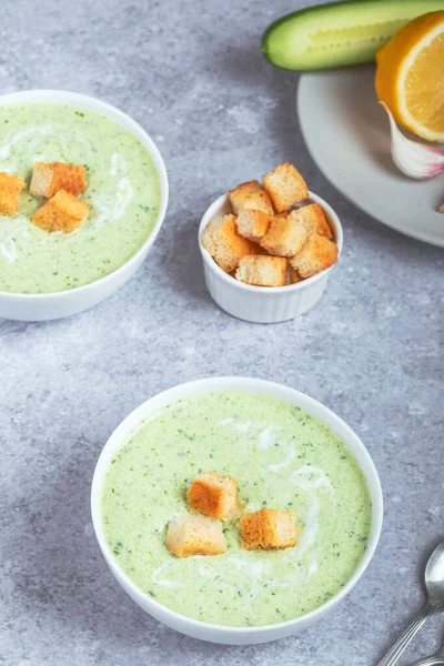 Salatalık, yoğurt, sarımsak, otlar, limon ve kızarmış ekmekle vejetaryen kremalı soğuk çorba. Diyet gıda konsepti. Vejetaryen ve vejetaryen yemekleri. Yüksek kalite fotoğraf