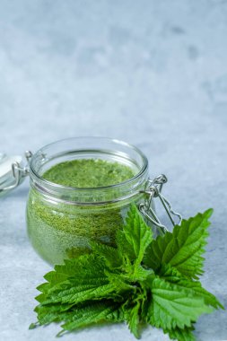 Kafa derisi için ısırgan otu maskesi. Isırgan yapraklı doğal kozmetikler.