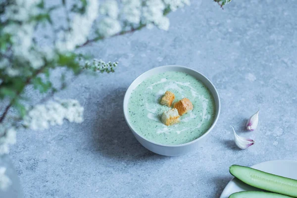 Zuppa di cetrioli in ciotola su sfondo grigio tavolo — Foto Stock