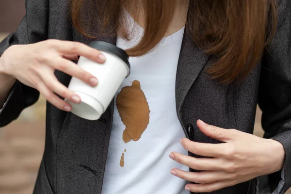 Een Koffievlek Onherkenbaar Meisje Dat Hete Koffie Zichzelf Morst Het — Stockfoto