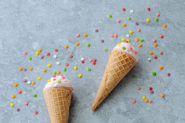 Boynuz Üzerinde Pembe Çilekli Dondurma Gri Arka Planda Renkli Yıldızlar — Stok fotoğraf
