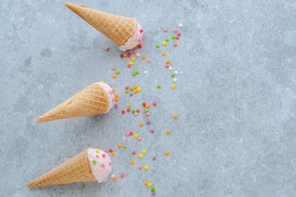 Ροζ Παγωτό Στο Κέρατο Πασπαλίζουμε Χρωματιστά Αστέρια Γκρι Φόντο Καλοκαίρι — Φωτογραφία Αρχείου