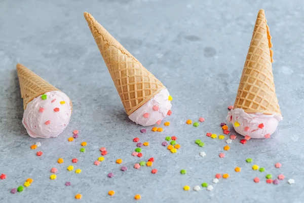 Boynuz Üzerinde Pembe Dondurma Topu Gri Arka Planda Renkli Yıldızlar — Stok fotoğraf