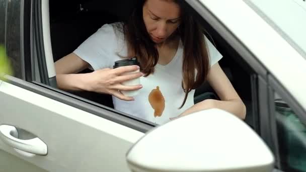 开车时弄脏了洒了的咖啡 白色衣服上有污迹的女人 日常生活污迹的概念 高质量的照片 — 图库视频影像