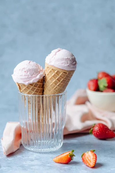 Romige Veganistische Aardbei Ijs Hoorn Een Glas Een Grijze Achtergrond — Stockfoto