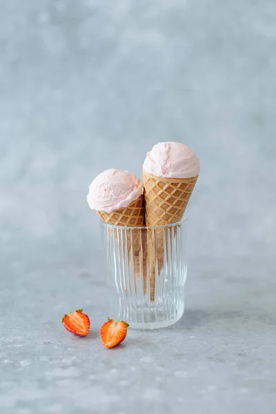Κρεμώδες Παγωτό Φράουλα Vegan Στο Κέρατο Ένα Ποτήρι Γκρι Φόντο — Φωτογραφία Αρχείου