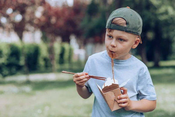 Kind Eet Onderweg Gepanfrituurde Noedels Eetstokjes Vieze Sojasaus Vlekken Een — Stockfoto