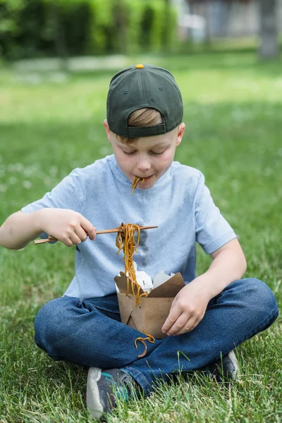 Niño Comiendo Salsa Soja Fideos Fritos Palillos Manchas Salsa Soja — Foto de Stock