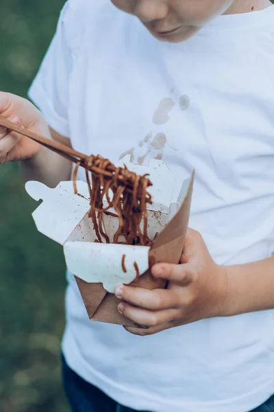 Niño Irreconocible Comiendo Sobre Marcha Fideos Fritos Palillos Manchas Salsa — Foto de Stock